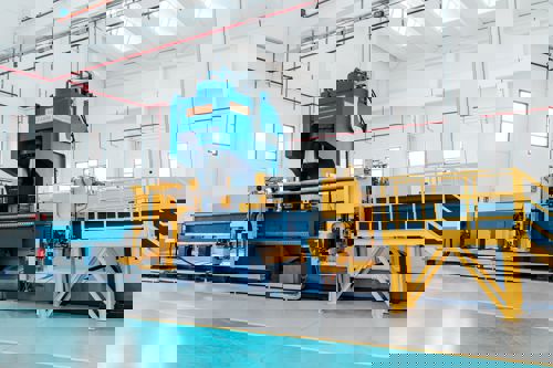 Richtmaschine Heavy Duty: Präzision und Automatisierung bei der Bearbeitung komplexer Materialien